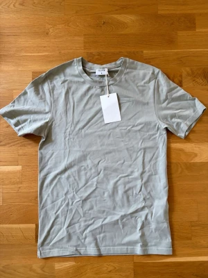 Helt ny Filippa K T-shirt  - Helt ny Filippa K T-shirt, tag kvar, passar ej