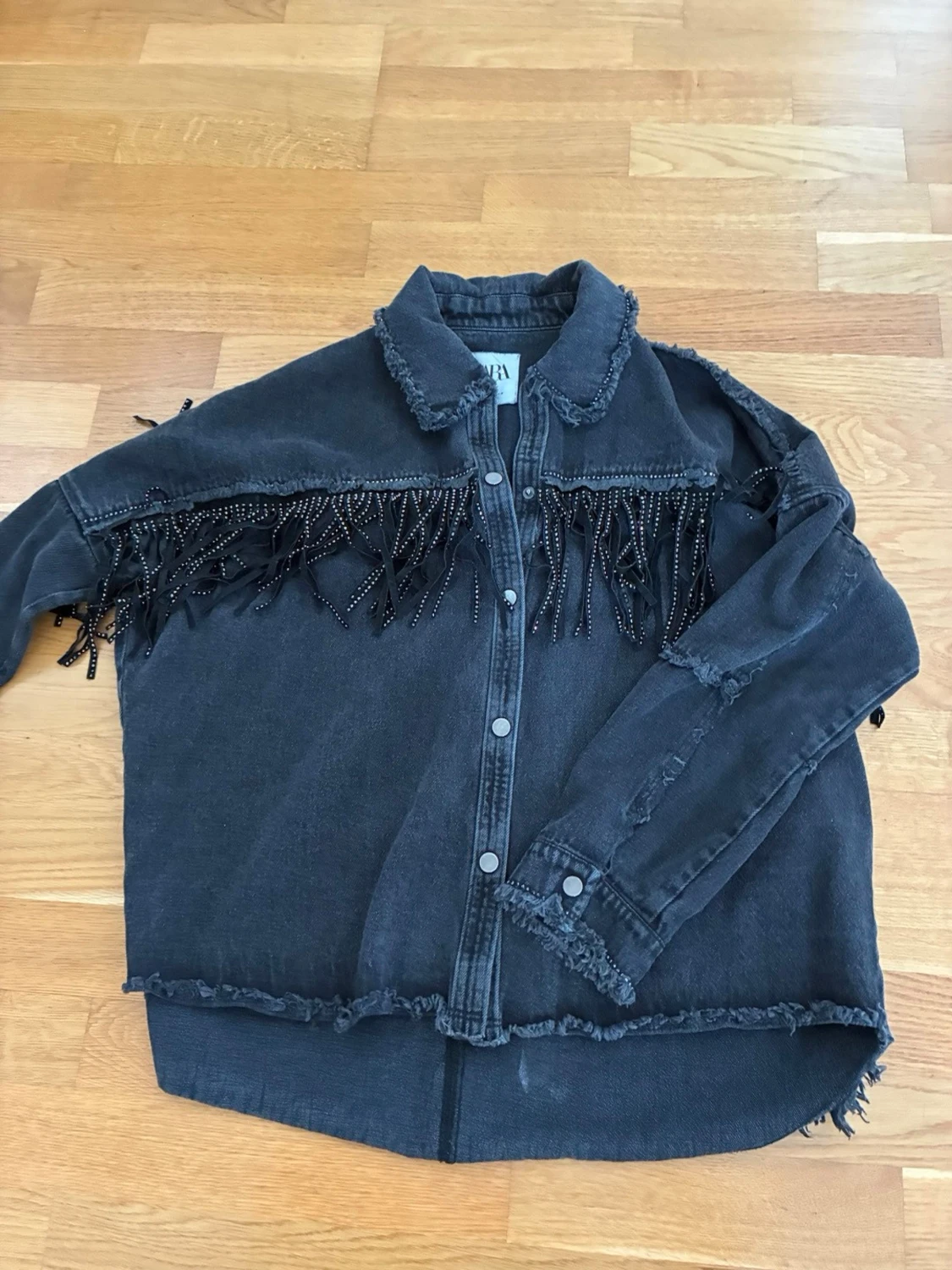 Svart jeansjacka med fransar från Zara