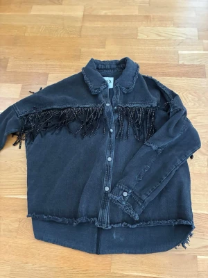 Svart jeansjacka med fransar från Zara - Säljer Zaras superpopulära jeansjacka med fransar. Färg: svart/mörkgrå. Storlek S, något oversized passform. Utmärkt skick. 🤍