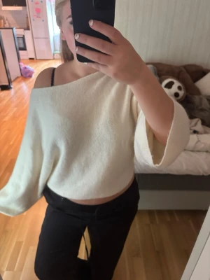 Stickad tröja - En fin stickad tröja som är off shoulder, väldigt gullig tröja som är fin men enkel. Den är från Gina 14+ i storlek M. Jag säljer för jag har för mycket kläder. Den är i mycket bra skick så jag har använt den max 2 gånger💕