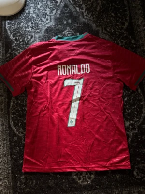 Ronaldo tröja - Tjena! Säljer nu min Ronaldo tröja som endast är prövad. Aldrig använd annars. Skriv gärna vid intresse eller liknande😁
