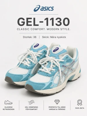 ASICS GEL blåvita sneakers - Snygga sneakers från Asics i ljusblått och vitt med lila logga på plösen. Ovandelen är i mesh och mockaliknande material, med vita skosnören och detaljer i grått. Skorna har en chunky sula och sportig vibe, perfekta för en trendig streetstyle.