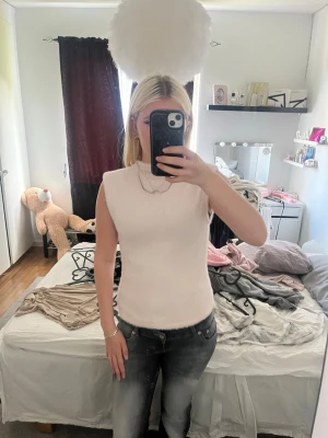 Ljusrosa ärmlös topp från Even&Odd - Supersöt ljusrosa topp från Even&Odd i fluffigt material. Är aldrig använd så den är som ny