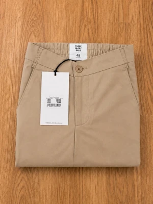 Beige shorts från These Glory Days helt nya med etikett - Snygga beige shorts från These Glory Days med klassisk passform och enkel design. Shortsen har knapp och dragkedja framtill samt sidofickor. Perfekta för varma dagar och lätta att matcha med olika stilar. Helt ny med etikett, ordinariepris: 800 kr.