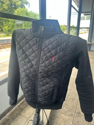 Svart polo Ralph lauren jacka - Snygg svart quiltad jacka från polo Ralph lauren i ny skick alldrig andvänd nästan KOM MED BUD!!