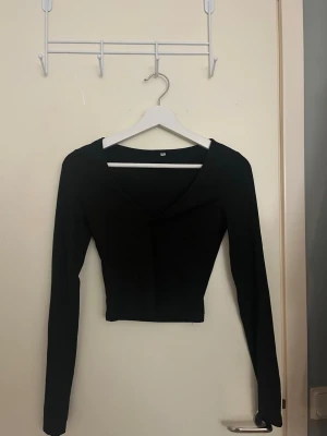 Croppad långärmad - Jättefin tröja som är Croppad, i superbra skick!