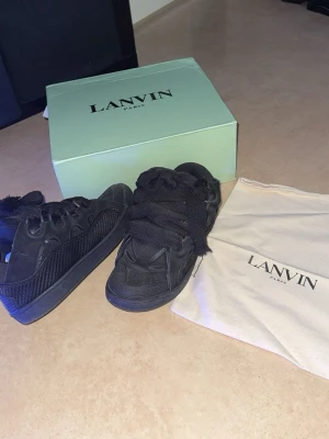 Lanvin Curbs  - Säljer mina lanvin curbs då jag inte använt dem sen förra vintern, fint skick, inget o klaga på lösa trådar vit toppen av skosnöret bara som kan klippas bort, Kan gå ner i pris vid snabb affär 👌🏼
