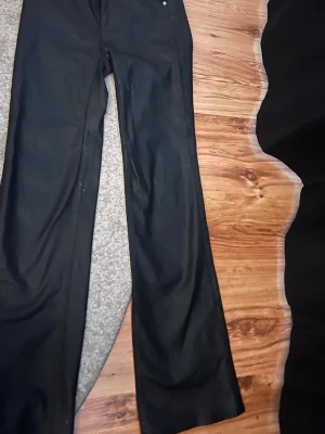 Bootcut svarta jeans från &Denim - Säljer ett par svarta bootcut jeans från &Denim i storlek 34. Jeansen har slim fit, hög midja och klassisk femficksmodell. Perfekta för dig som gillar en tidlös och clean look med lite utsvängda ben.