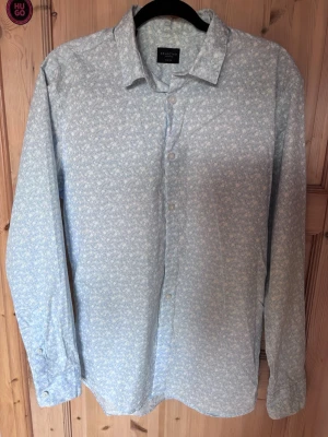 3 fina skjortor klädesplagg Storlek L - Snygg skjorta  Endast provad Storlek large Slim fit Storlek L Nypris 699kr  Fint skjorta i fint skick Endast provad  Slim fit modell  Storlek L nypris 499kr  Strömberg skjorta Vit  Fint skick  Storlek L  Nypris 599kr  Alla säljs tillsammans 350 kör för alla 3