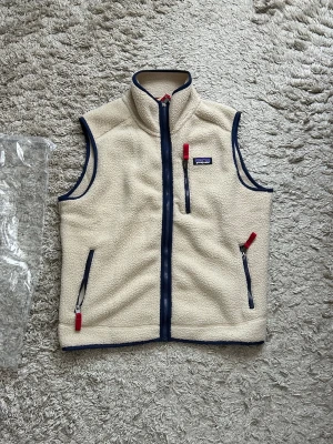 Beige fleeceväst från Patagonia - Hej, säljer nu min fleeceväst från märket Patagonia. Västen är i storlek M och är i nytt sick. Skriv vid fler funderingar!