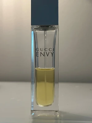 Gucci Envy edt. mycket sällsynt!  - Gucci Envy edt. mycket sällsynt! Tillverkas inte längre 30 ml flaska varav ca hälften är kvar. Tillverkad i Frankrike.  Jag säljer fler parfymer , väskor, accessoarer samt övriga fina plagg så se mina övriga annonser. Jag samfraktar förstås.