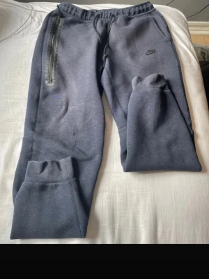 Nike tech byxor  - Lite slitna. Passar S/M. Nypris 1200kr. 