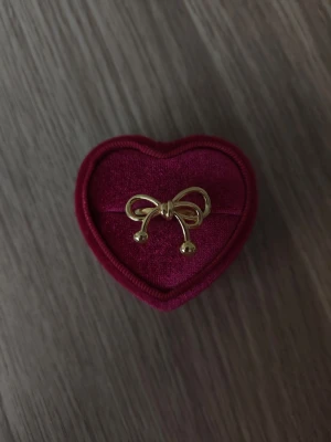 Guldfärgad ring med rosett - Rosett ring i storlek 18,5mm, guldfärgad.