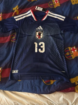 Japan hemma tröja VM-2026 - Säljer denna feta Japan hemma tröja från VM-2026. Helt oanvänd och nyskick 