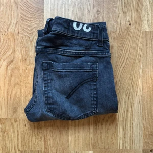 dondup jeans - Säljer ett par svarta jeans från dondup med smal passform och väldigt sköna att ha på. Storlek W30 L31 men passar W29 bättre pågrund av att det är skinny fit. Skriv om du behöver mer bilder eller om du har någon fråga!