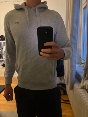 Lacoste Hoodie - En Lacoste Hoodie i bra skick i en snygg modell. Lite liten på mig jag är 187 75 kg. Storleken är S och det är classic fit men sitter ganska slim! 