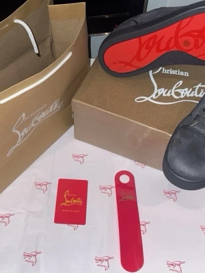 Louboutin - Säljer ett par Lobus i storlek 43.