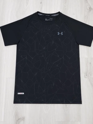 Svart träningströja Under Armour - Snygg svart träningströja från Under Armour. Säljer då den är för stor för mig. Loggan lyser i fräcka färger vid vissa vinkar vid kontakt vid ljus. Står XL passar XL, hör av vid frågor 👍