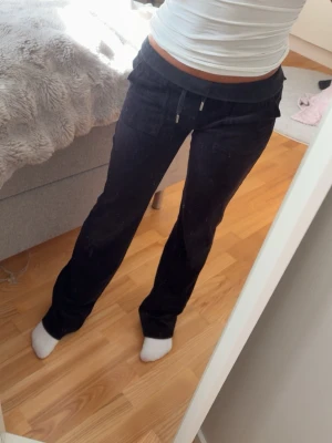 Juicy couture - Ett par skit snygga Lågmidjade byxor från juicy couture i perfekt skick och de är använda någon enstaka gång! Jätte skönt material men även stilrena! De är i storlek xxs men sitter perfekt på mig som brukar ha S-Xs i byxor!🙏🏼