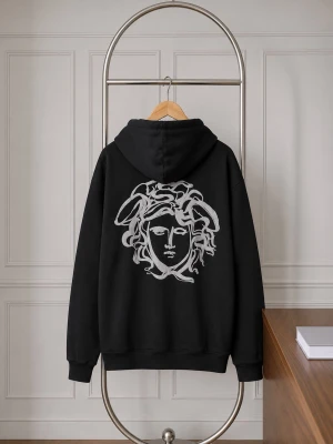 Väldigt rare Versace ”Painted Medusa” hoodie - Limiterad svart Versace hoodie i storlek XS (sitter som en S-M), nypris 12 000kr. Nyskick enbart använd 2-3 gånger! Går ej att få tag i någon annan stans.