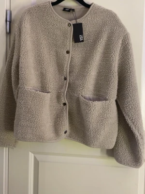 Fleecejacka  - Säljer denna fleecejacka i storlek S, skulle säga att den även passar en M då den är lite oversize,  helt oanvänd med prislapp, nypris 300kr. 