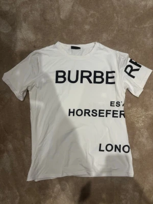 Burberry T shirt  - Knappt använd, riktigt snygg, stl L men passar M