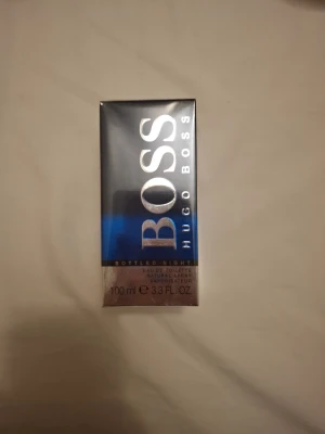 Hugo Boss Bottled Night 100 ml parfym - Hugo Boss Bottled Night Eau de Toilette 100 ml i en snygg rektangulär förpackning med svart, blå och silverfärgade detaljer. Doften har inslag av lavendel, björk och träiga noter. Perfekt för dig som gillar maskulina och eleganta parfymer.    !Oöppnad!