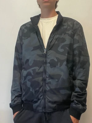 Woolrich bomber jacka  - Woolrich || storlek M men passar också S || modellen i bilderna är 173cm lång || skick 8/10 || går att byta färg genom att vränga jackan || pris kan diskuteras 