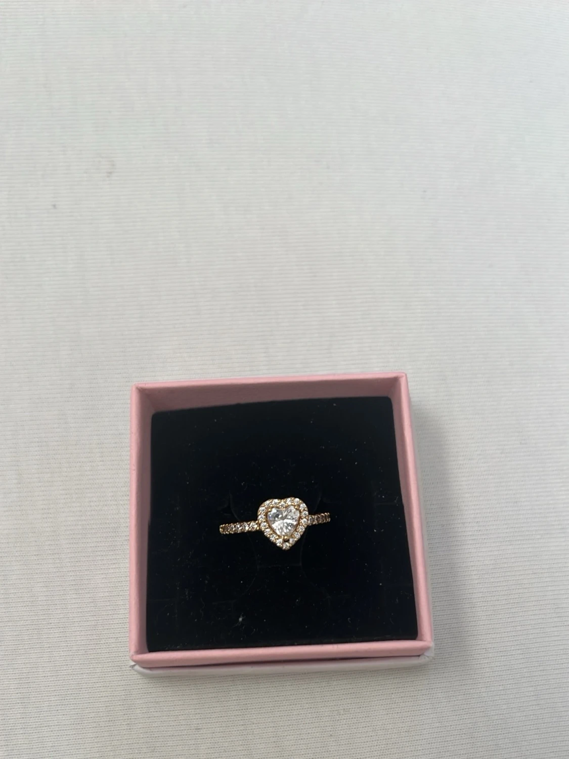 Guld Pandora ring med upphöjt hjärta