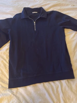 Mörkblå Zara quarter zip - Zara quarter zip. 9/10 skick storlek M