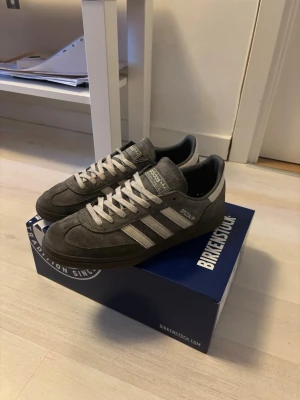 Adidas Spezial grå sneakers - Snygga Adidas Spezial sneakers, storleken är 42 2/3 men sitter som 43z. Sparsamt använda, inget sönder på dom.:)