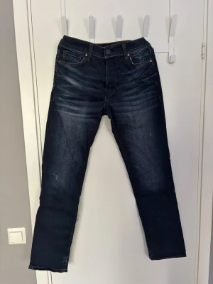 Jack n Jones jeans  - Blåa Jack N Jones jeans, byxorna har ett litet hål vid knäet, vilket man inte ser tydligt om man inte tänker på det, storleken är 30/32, hör av er vid frågor!