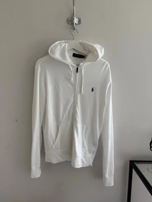 Ralph Lauren hoodie zip - Vit huvtröja från Ralph Lauren av modellen Spa Terry. Tröjan är i storlek M och är i nyskick. Nypris runt 2200 kr. Kvitto medföljer