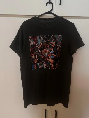 Harry Styles Together Together Merch - Säljer min Together Together merch som är köpt i Amsterdam då det blev fel storlek.. den är helt oanvänd.