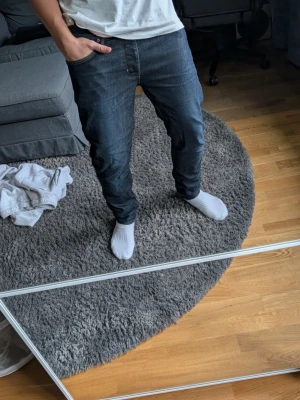 Mörkblå lou slim jeans herr från Neuw Stockholm  - Säljer ett par mörkblå slim fit jeans med klassisk femficksdesign och normal midja. Jeansen har en snygg tvätt och sitter tajt längs benen för en modern look. Perfekta till en avslappnad stil och passar till det mesta i garderoben. Jeans är i super bra skicka då jag tagit väl hand om de, köpte de för 1400 och de är i princip samma skick 