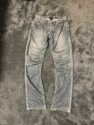 Blå bootcut jeans Tommy Jeans - Skick: 9/10 | Tommy jeans. Storlek: W28 L32 riktigt feta med en lätt bootcut, sitter perfekt på kroppen och ligger riktigt bra på vilken sko som helst om frågor finns var inte rädd för att skjuta ett meddelande 