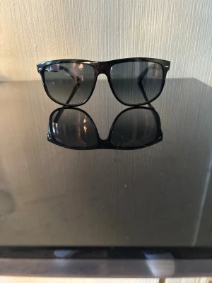 Svarta Ray-Ban solglasögon (4147) - Solglasögon i väldigt fint skick. Haft de i ca 1 månad säljer de pga jag har köpt nya fast med styrka.  4147