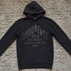 Replay hoodie - Säljer denna riktigt feta replay hoodien!⭐️Storlek S!🤝Skick : 9/10!👍Hör gärna av er om ni har funderingar!🙌