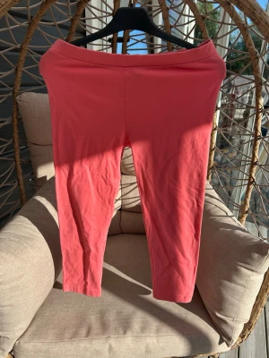 Capri strl. M - Korallrosa capri leggings från Gina Tricot i mjukt och stretchigt material. De har en enkel design med resår i midjan. Perfekta att matcha med oversized tröjor eller hoodies för en chill look.
