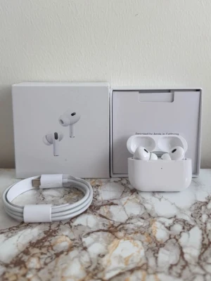 Vita trådlösa in-ear hörlurar - Säljer ett par vita trådlösa in-ear hörlurar med laddningsetui och USB-C kabel. Hörlurarna har en stilren och modern design med silikonproppar för bra passform. Perfekta för musik, poddar och samtal. Kommer i originalförpackning.