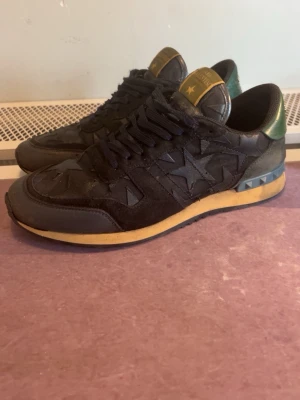 Valentino rockrunners - Ett par feta valentino rockrunners som är perfekt nu till höst och som har stjärnmönster! ( BOX INGÅR OCH EXTRA SPIKAR TILL BAKSIDAN AV SKON!) har en defekt på framsidan men går säkert lätt och sixa oss en bra skomakare! Säljer dessa skor som startpris 1499!🤩pris ej hugget i sten‼️