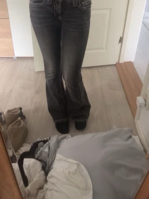 Jeans - Jättefina låg midjande jeans från Gina trickot i stl 14+ XS, passar även med nästan allt man har på sig. Säljer pga att jag vill rensa garderoben💕 väldigt trendiga men slutsålda på Gina
