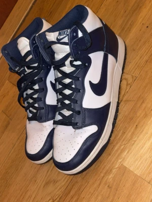 Nike dunk high dark blue och white  - Säljer mina skor pga ingen användning, knappt använda för det inte är min smak. Priset går att diskutera 