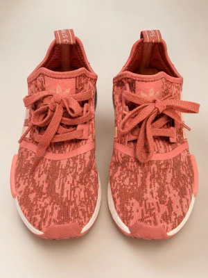 Adidas NMD rosa sneakers - Adidas NMD sneakers i rosa med stickad ovandel och mönstrad textil. Skorna har klassiska tre ränder på sidan, vit och svart sula samt matchande rosa snören. Lätta och flexibla med modern streetstil.