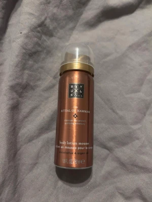 Rituals Ritual of Hammam body mousse - Lyxig body lotion mousse från Rituals i serien Ritual of Hammam. Kommer i en kopparfärgad flaska med gulddetaljer och genomskinligt lock. Innehåller eukalyptus och arganolja för en fräsch och återfuktande känsla.