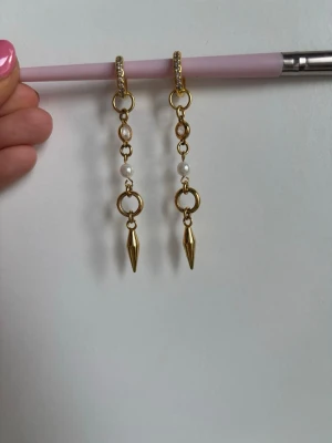 Guldörhängen från alvaz essentails - Super söta långa örhängen från alvaz essentails. Inte jätte bra bilder riktigt men de är oanvända. Nypris 319kr (lulu earrings )
