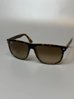 Rayban Boyfreind Solglasögon  - ‼️VI TAR EJ BYTEN!‼️Ray-Ban Boyfreind 4147 | Skick: 9/10 | Storlek 60/15 | ingår fodral & duk vid köp! | Fraktar inom 24H efter köp på köparens bekostnad 📦💨 | Hör av dig vid minsta fråga eller fundering 💭 