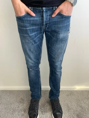 Dondup George Jeans - Tja! Säljer dessa tvärfeta Dondup Goerge jeans i mycket fint skick med snygga slitningar! Mått längd 99, midja 44. Hör av er vid fler frågor🤝
