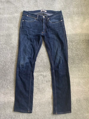 Acne studios jeans - Ett par feta marinblå jeans från acne, modell Max soft raw, storlek 31/32, han på bilden är 179. Fint skick, inga defekter. Snygg tvätt. Har du några frågor? Fråga på