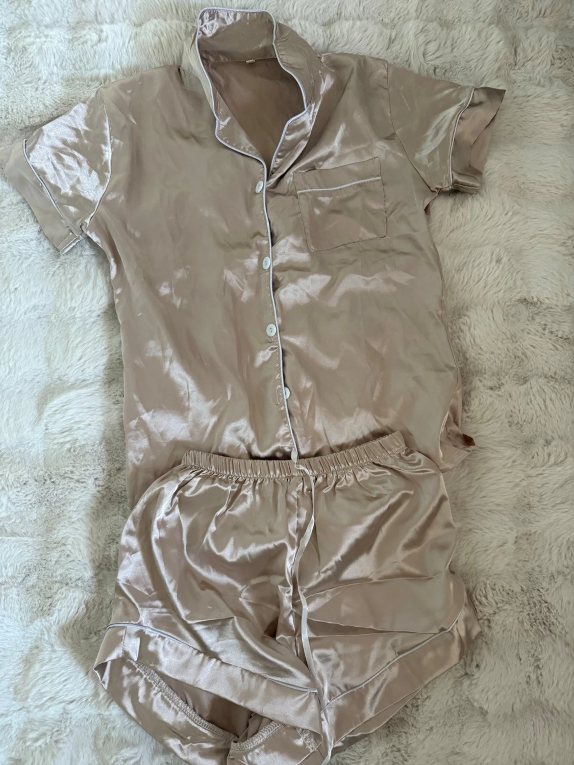 Beige satinpyjamas med kort ärm